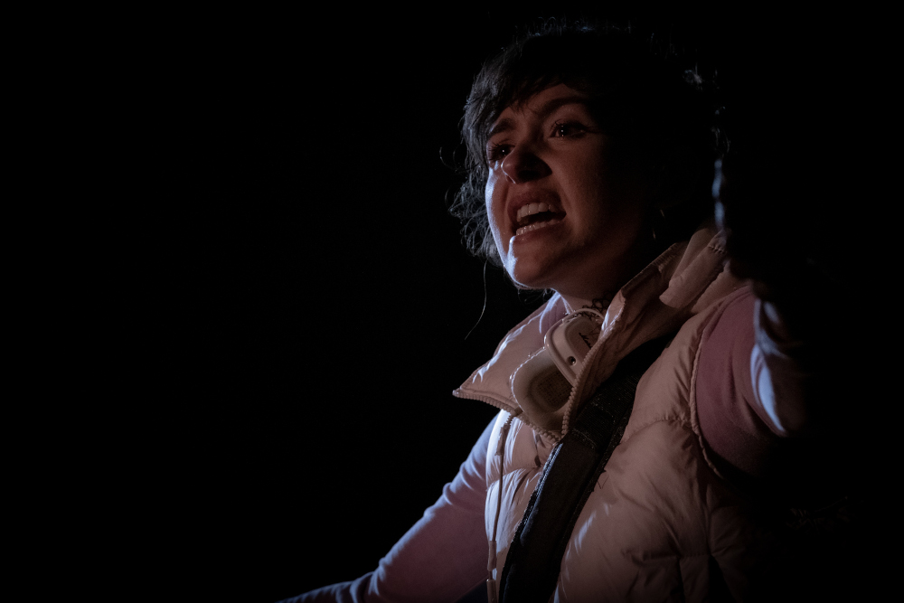 Une comédienne fait un monologue dans une belle lumière lavande, création lumière de Jérôme Baudouin, créateur lumière en danse, théâtre et spectacle vivant